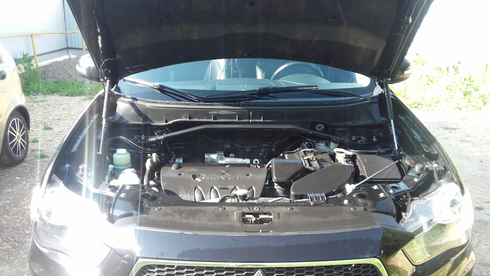 Упоры капота. А как же без них! — Mitsubishi Outlander XL, 2,4 л, 2010 ...