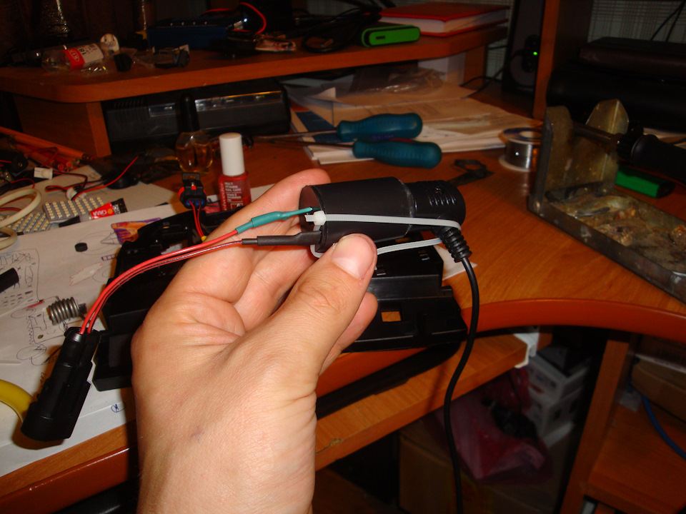 Что б штекер питания плафона не вздумал пойти погулять применил стяжку. — Hyundai Tucson (TL)