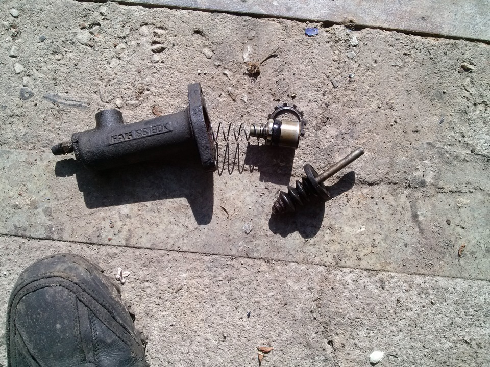 Замена манжет цилиндра сцепления — Mercedes-Benz T1, 2,3 л, 1992 года ...