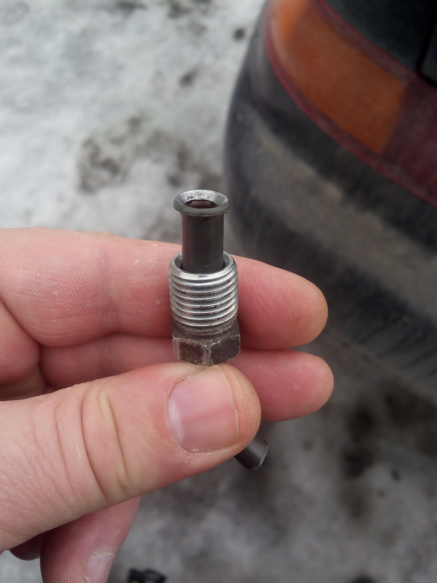 Жиклер 7023. Прочистка жиклера. Как прочистить жиклеры на скутере. Прочистка жиклера. Жиклёр внутри патрубка от термостата.