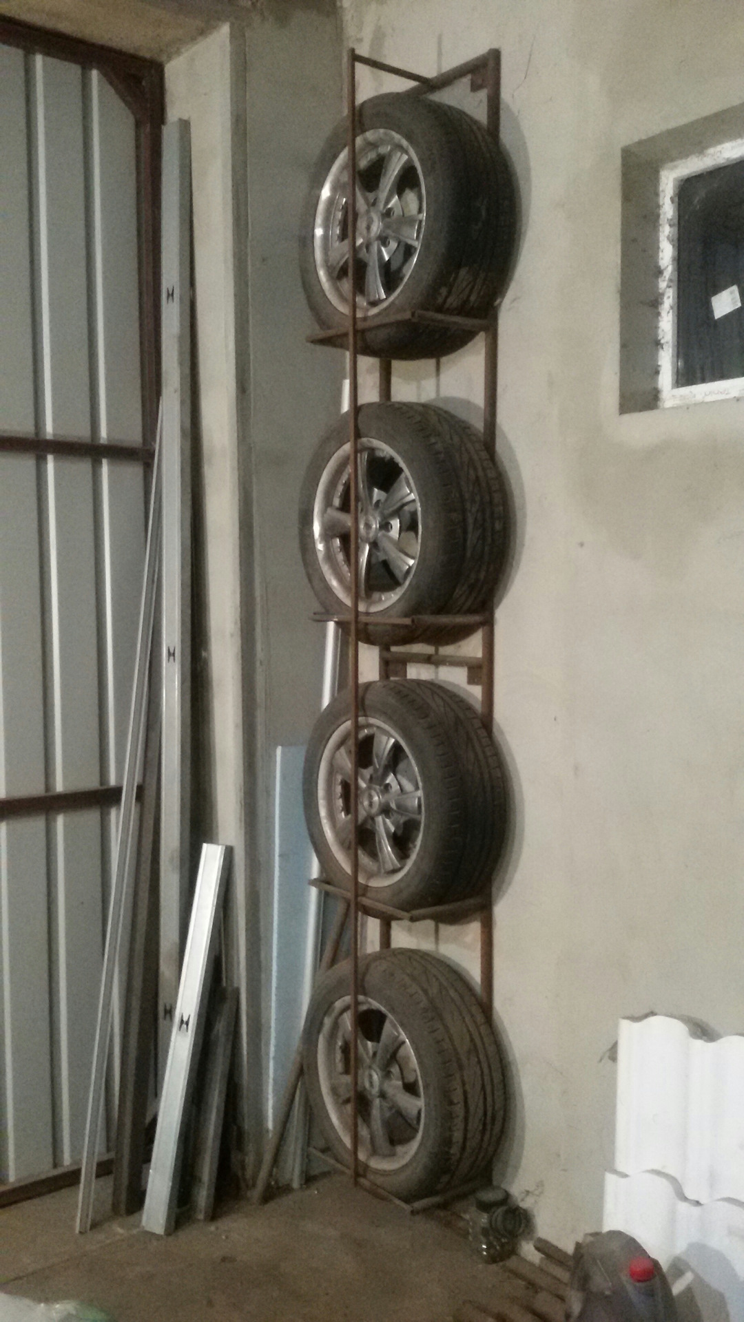 сделать полку в гараже для колес