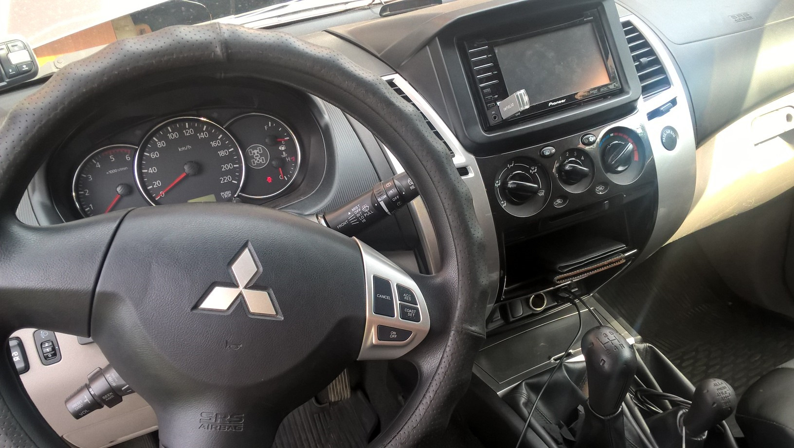Руль паджеро спорт 2. Mitsubishi Pajero круи9контроль. Круиз контроль Mitsubishi Pajero 2011. Круиз на л 200 2008. Круиз-контроль на Hino 300.