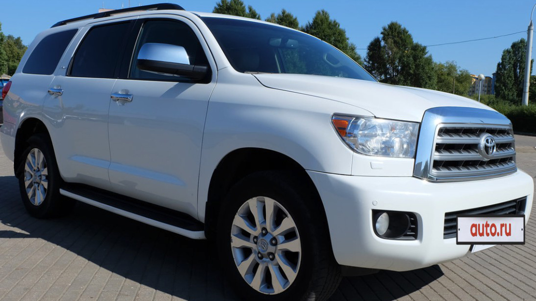 Toyota sequoia 5.7. Toyota Sequoia White. Тойота Sequoia белая. Тойота Секвойя белая. Тойота Секвойя кресла 2 ряда.