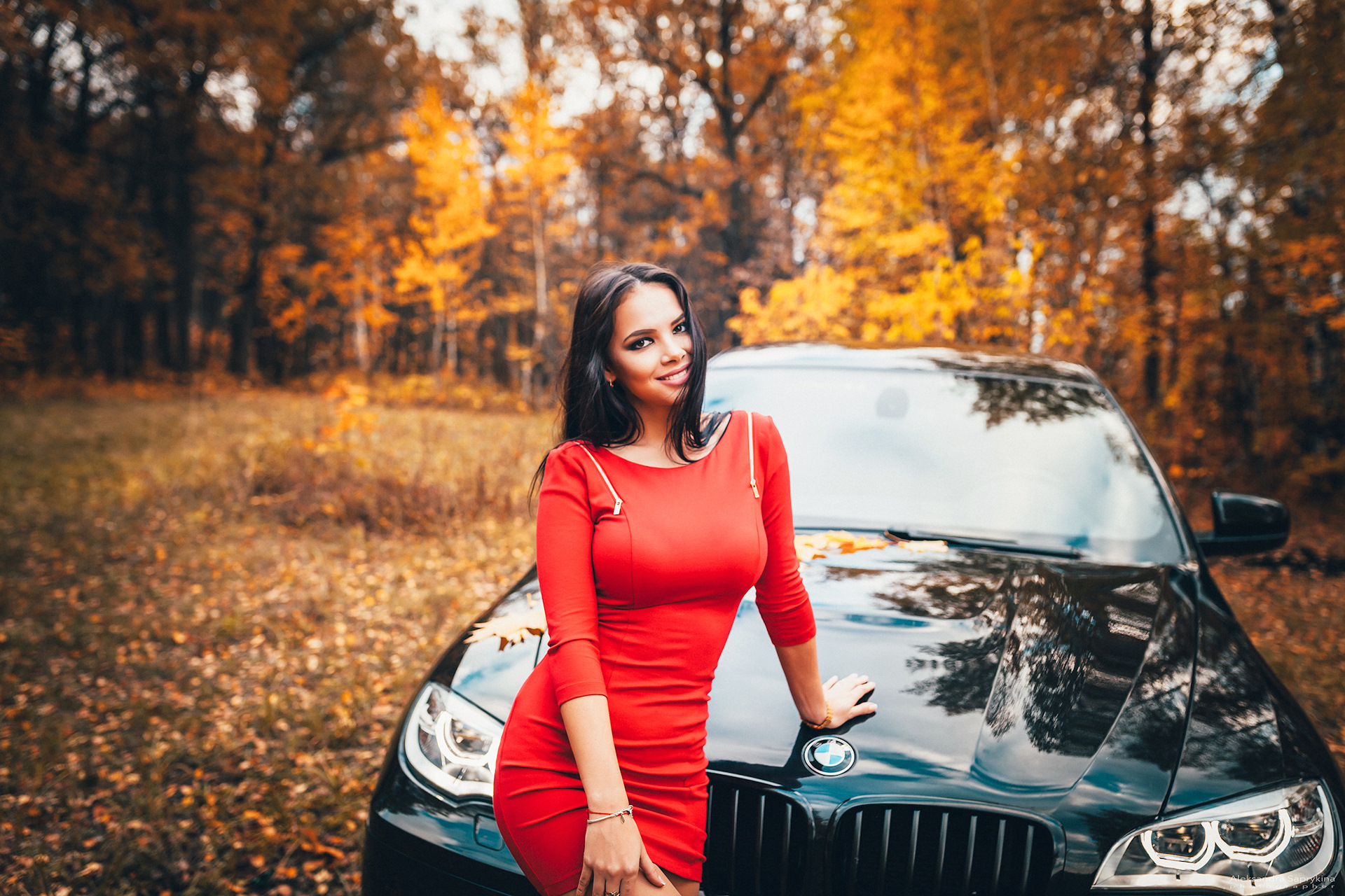 Фото девушки с машиной в лесу