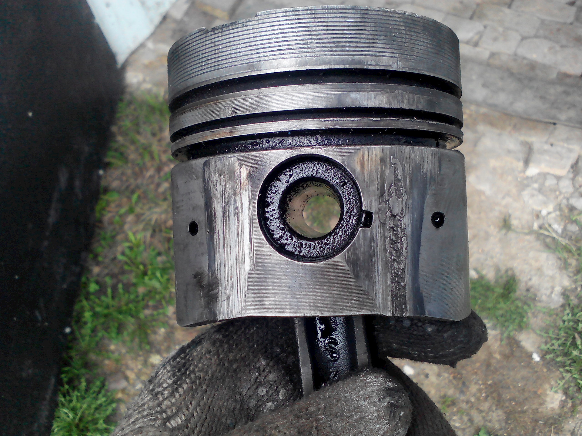 Прихват поршня 2т. Выход поршня. Части поршня двигателя. Клин поршня в цилиндре. Выход поршня.