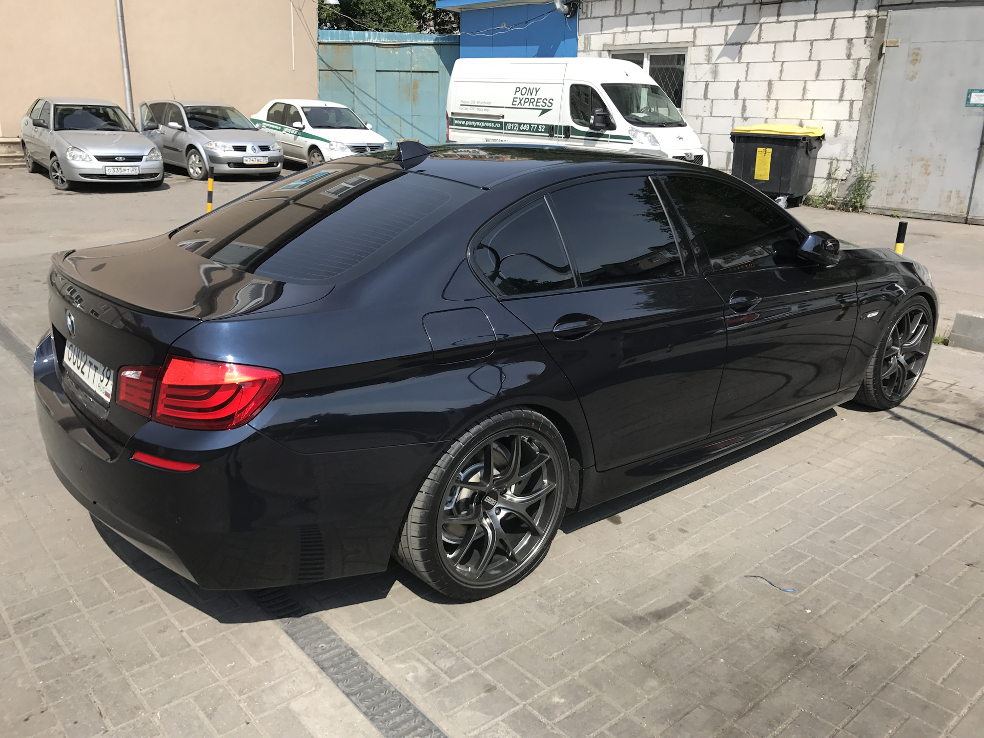 Цвет карбон шварц. BMW f10 черный карбон. BMW f10 416 Carbon Black Metallic. Carbon Black Metallic BMW e60. BMW f10 Carbon Schwarz.