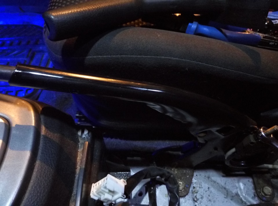 Подтяжка тросика ручного тормоза — Mitsubishi Lancer IX, 1,6 л, 2005 ...