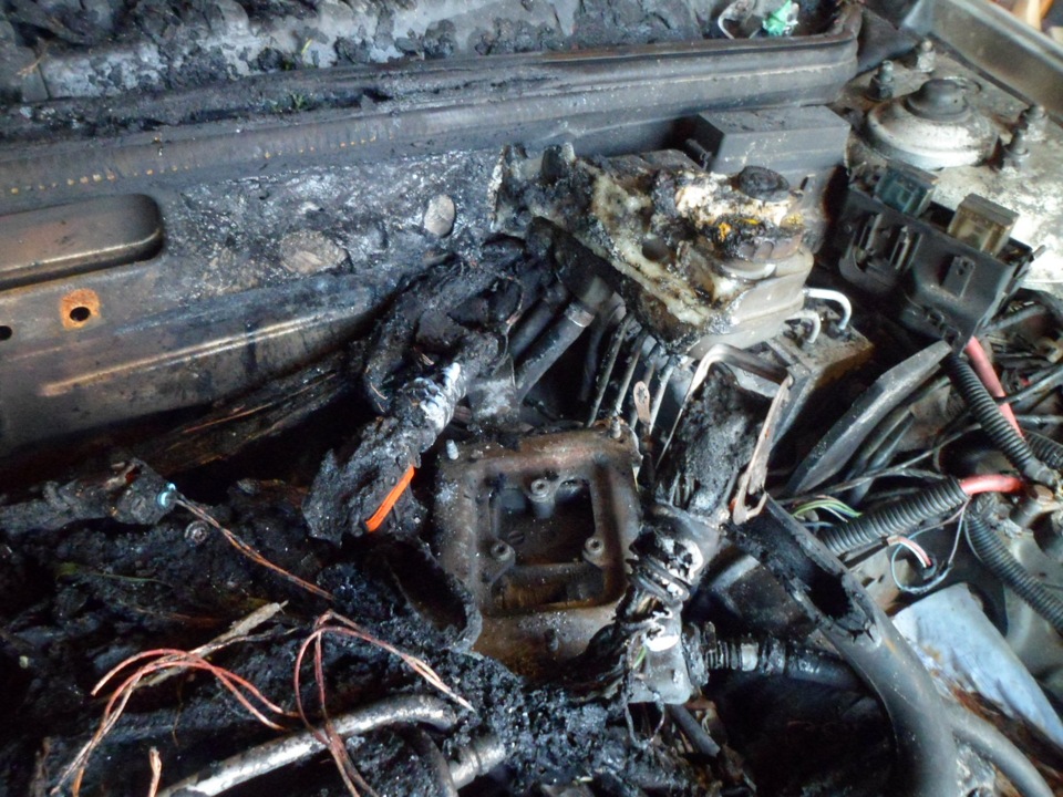 Автомобиль после пожара. Сгоревшая проводка авто. Сгорел моторный отсек. Замыкание проводки в автомобиле.