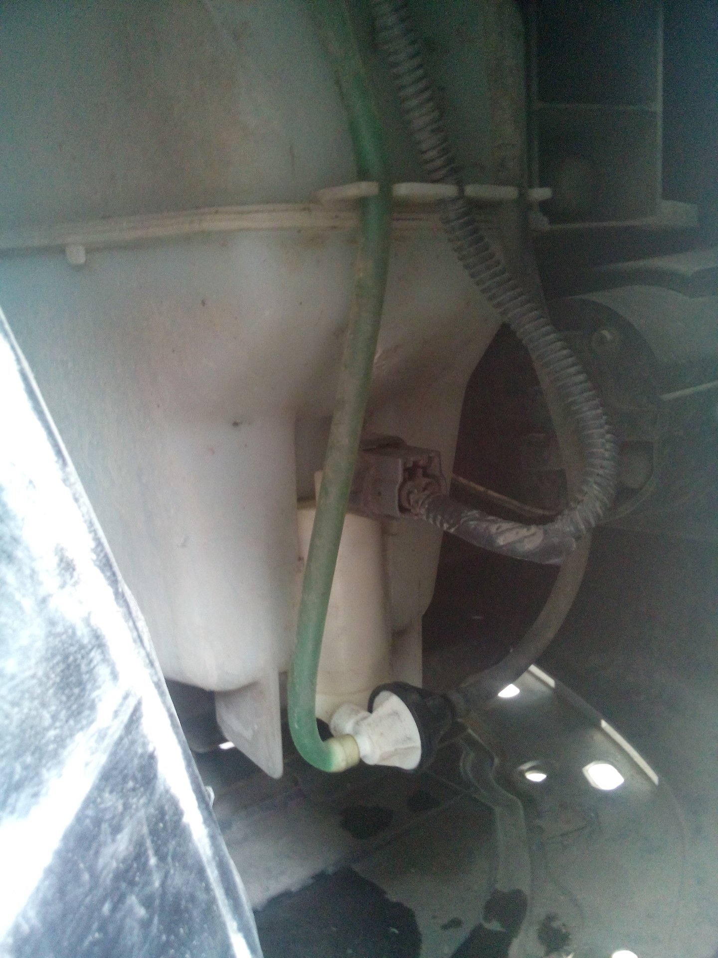 Замена бочка стеклоомывателя Nissan Versa (Tiida) - Nissan Versa, 1,8 л, 2007 го