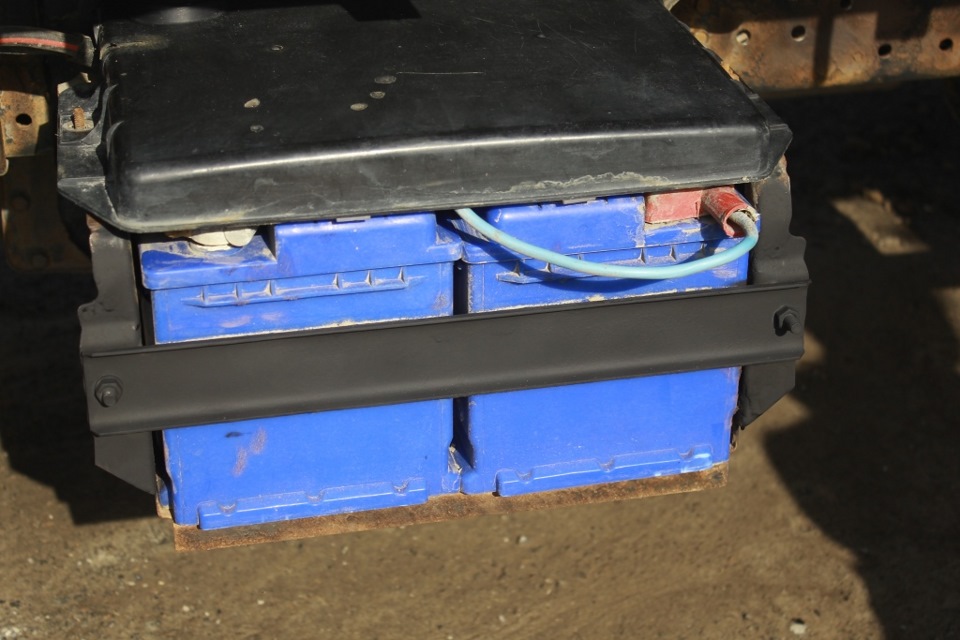 Mitsubishi fuso аккумулятор. Кантер аккумулятор. Аккумулятор мицубиси кантер. Аккумулятор на митсубиси 8201а258. Крышка акб фусо.