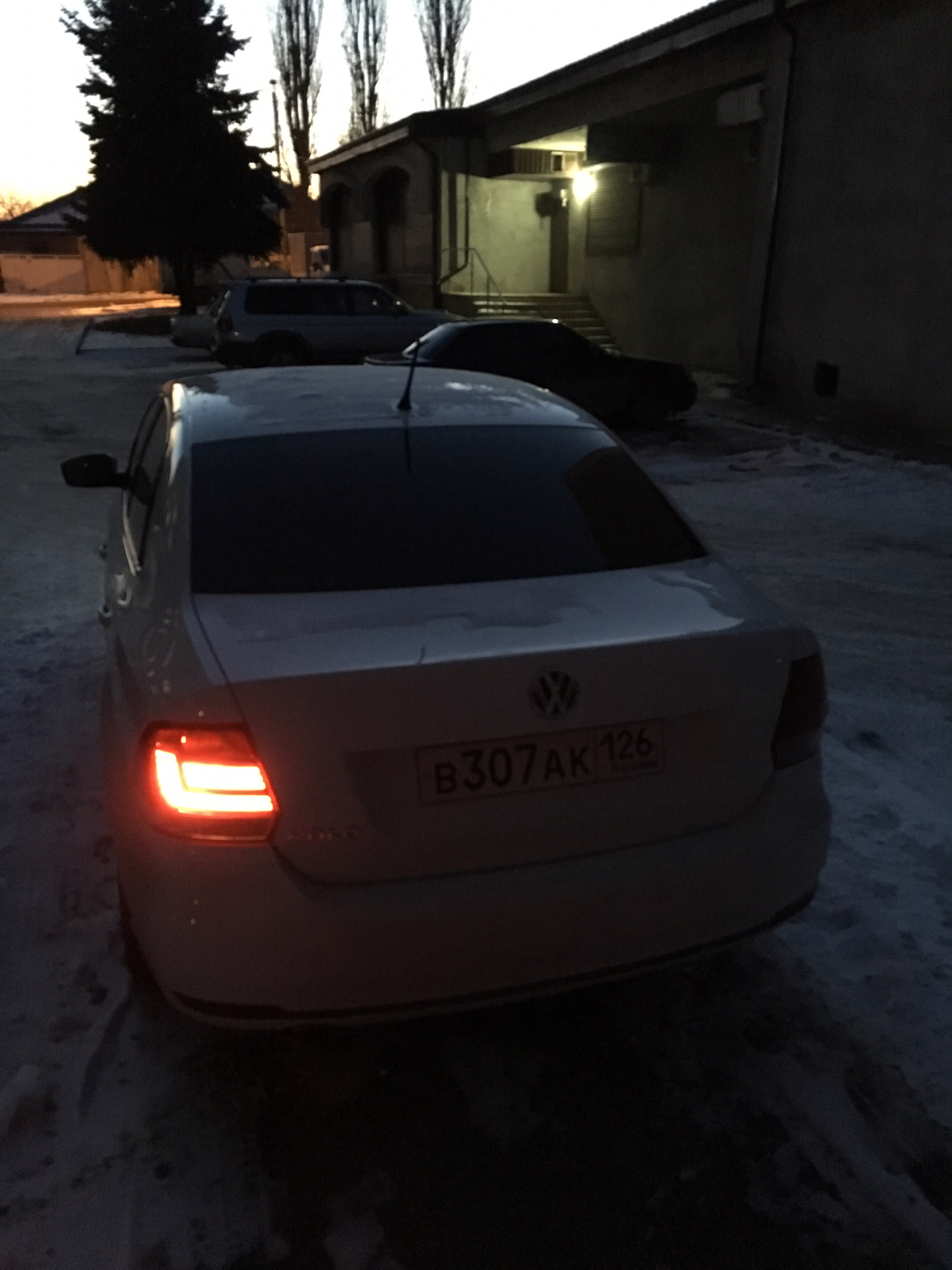 Парковочные огни на машине. Стояночные огни автомобиля. Парковочные огни. Парковочные огни на автобусе. Парковочные огни.