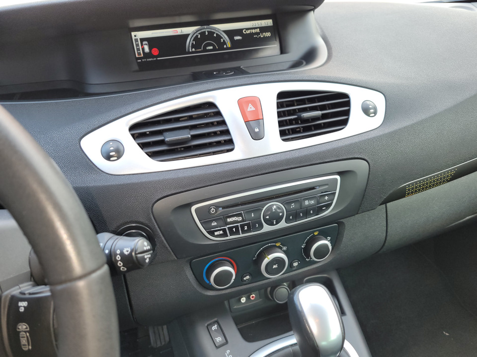 Хочу поменять штатную магнитолу ! Подскажите на какую ? — Renault ...