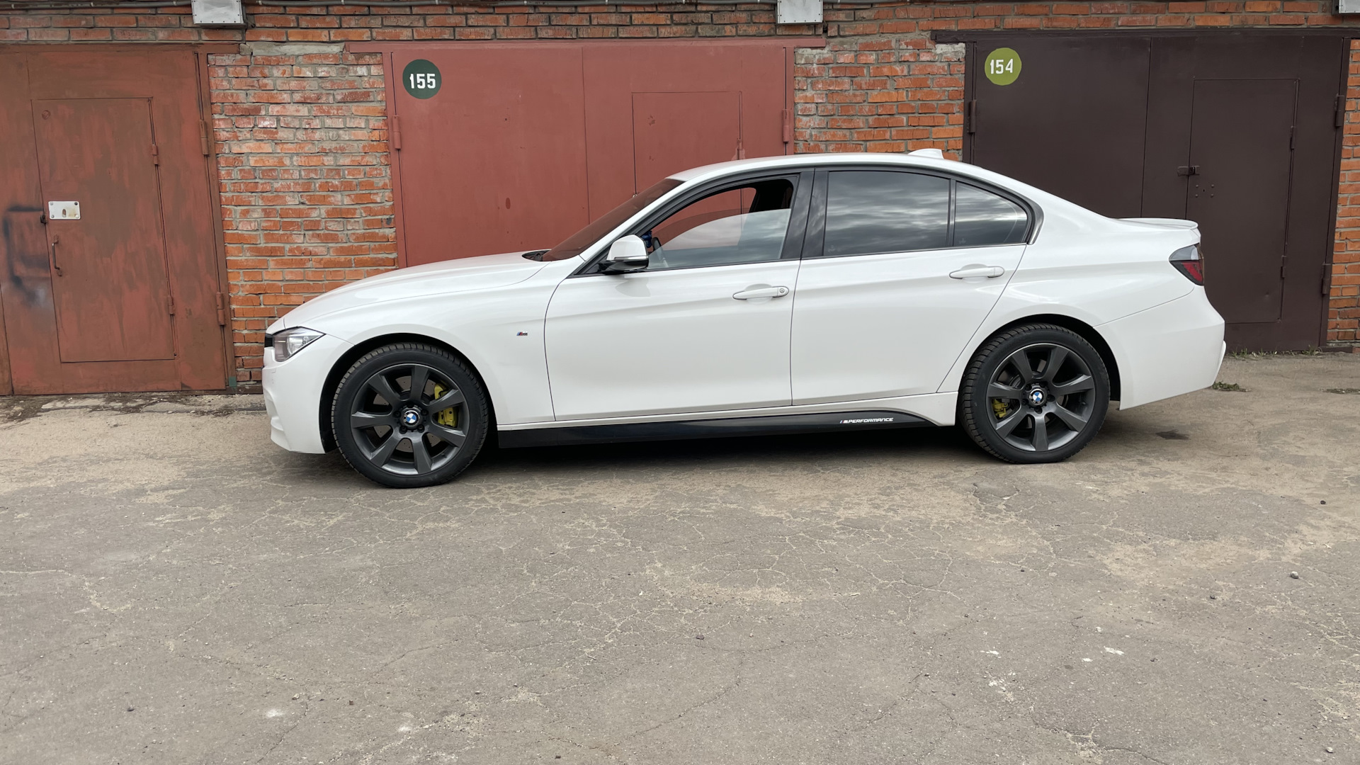 BMW 3 series (F30) 2.0 бензиновый 2014 | БЕЛАЯ НА ЧЕРНОМ/// на DRIVE2