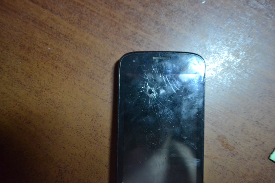 Сдать разбитые телефоны. Сломанный смартфон. Разбитый айфон. Разбил телефон. Разбитый телефон фото.