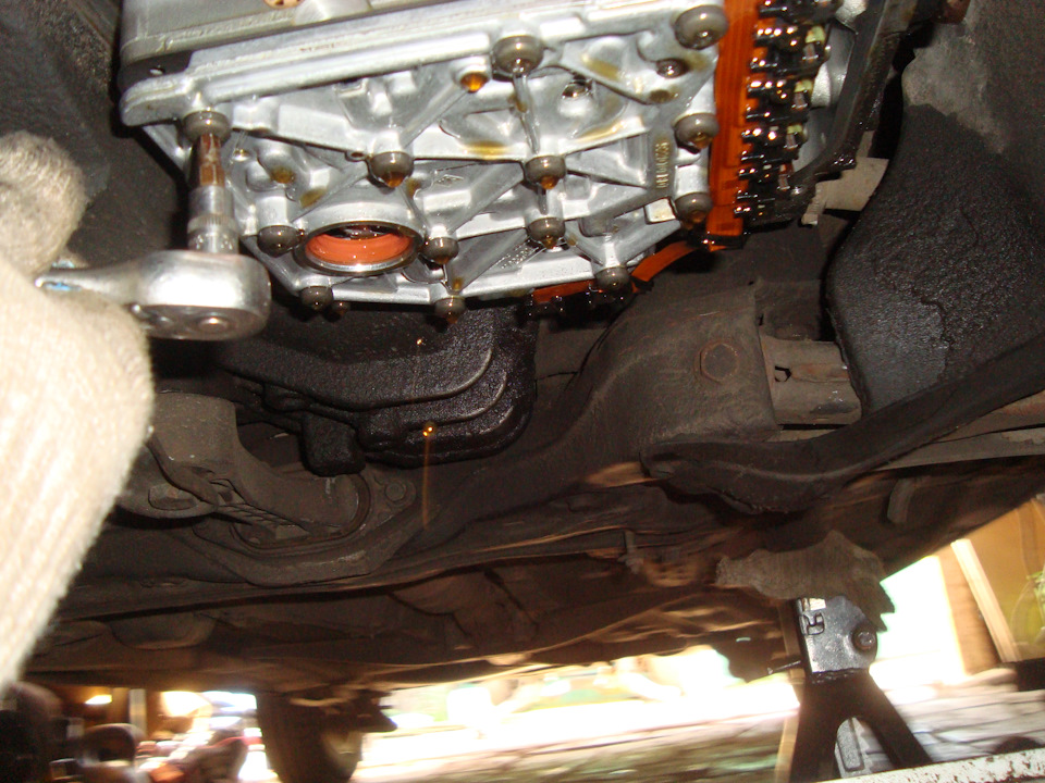 Боишься не делай, делая — не бойся ! Откручиваю все болты крепления ГП и сливаю ещё масла — Volkswagen Bora (1G)