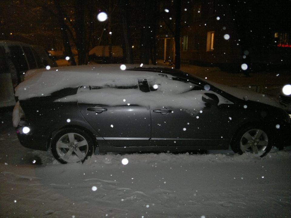 первый снег меняет кузов ))) — Honda Civic 4D (8G), 1,8 л, 2009 года ...