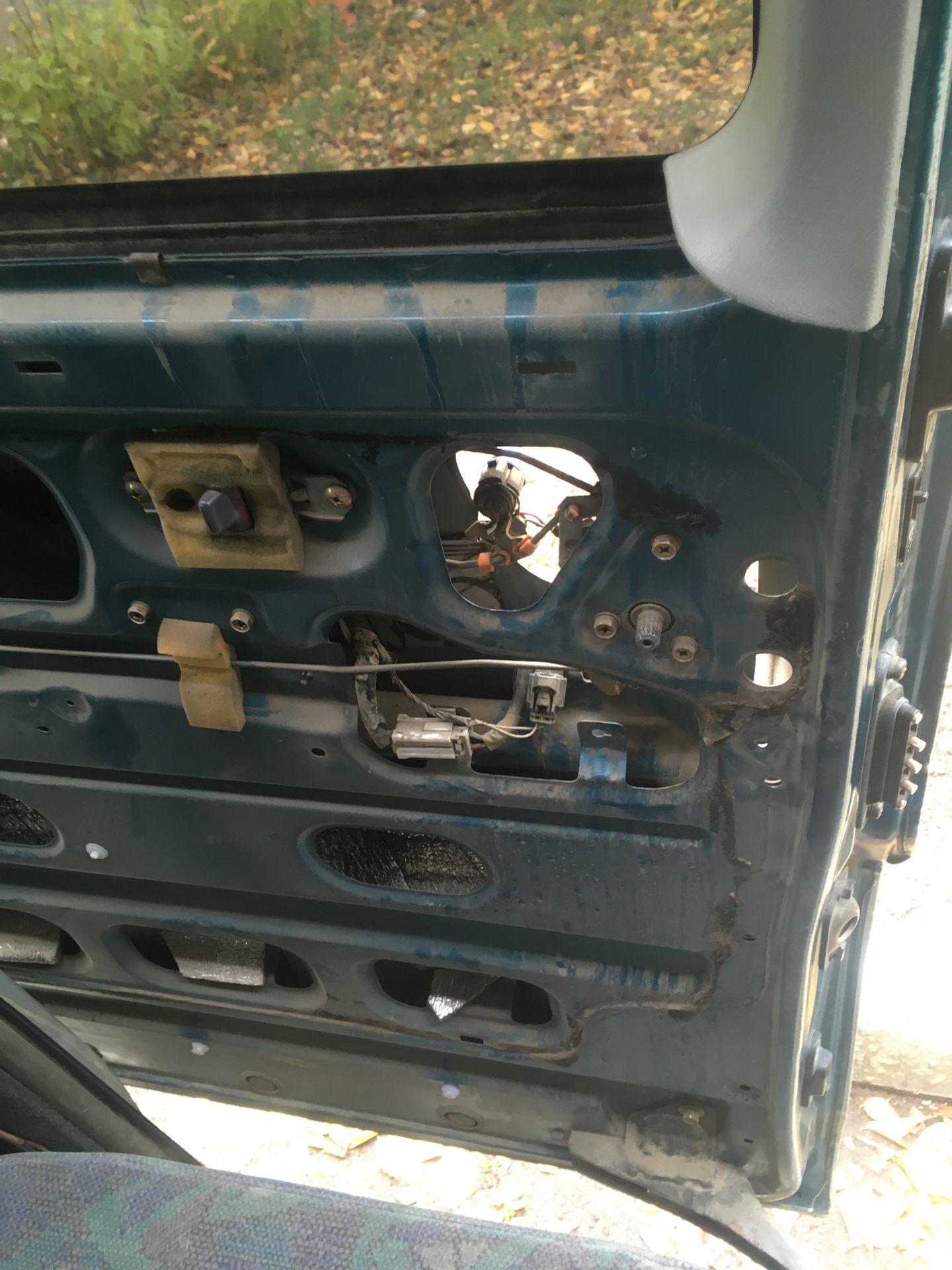 удлиненный кронштейн сдвижной двери митсубиси делика. обшивка сдвижной двери газель. доводчик боковой двери хайс 106. дверь сдвижная делика. митсубиси л300.