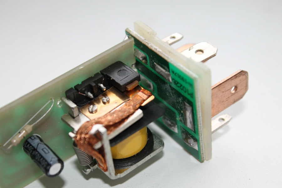 Реле 104 фольксваген за что отвечает. e1b6d55s 960. Реле 104 фольксваген за что отвечает фото. Реле 104 фольксваген за что отвечает-e1b6d55s 960. картинка Реле 104 фольксваген за что отвечает. картинка e1b6d55s 960. Volkswagen Transporter T4 — представляет 4 поколение легендарной серии «транспортер». Данная модель выпускалась в 1990, 1991, 1992, 1993, 1994, 1995, 1996, 1997, 1998, 1999, 2000, 2001, 2002 и 2003 годах с дизельными и бензиновыми двигателями с различными вариантами колесной базы: короткой и длинной, и с различной высотой крыши. Так же на T4, фольксваген продолжил линейку люксовых моделей Caravelle, California и Multivan. В нашем материале мы покажем расположение всех электронных боков управления и подробное описание назначения предохранителей и реле Фольксваген Т4 со схемами блоков в которых они находятся и их фотографиями. Отметим предохранитель отвечающий за прикуриватель. В заключении предложим для скачивания электрические схемы в формате pdf. Реле 104 фольксваген за что отвечает. e1b6d55s 960. Реле 104 фольксваген за что отвечает фото. Реле 104 фольксваген за что отвечает-e1b6d55s 960. картинка Реле 104 фольксваген за что отвечает. картинка e1b6d55s 960. Volkswagen Transporter T4 — представляет 4 поколение легендарной серии «транспортер». Данная модель выпускалась в 1990, 1991, 1992, 1993, 1994, 1995, 1996, 1997, 1998, 1999, 2000, 2001, 2002 и 2003 годах с дизельными и бензиновыми двигателями с различными вариантами колесной базы: короткой и длинной, и с различной высотой крыши. Так же на T4, фольксваген продолжил линейку люксовых моделей Caravelle, California и Multivan. В нашем материале мы покажем расположение всех электронных боков управления и подробное описание назначения предохранителей и реле Фольксваген Т4 со схемами блоков в которых они находятся и их фотографиями. Отметим предохранитель отвечающий за прикуриватель. В заключении предложим для скачивания электрические схемы в формате pdf.