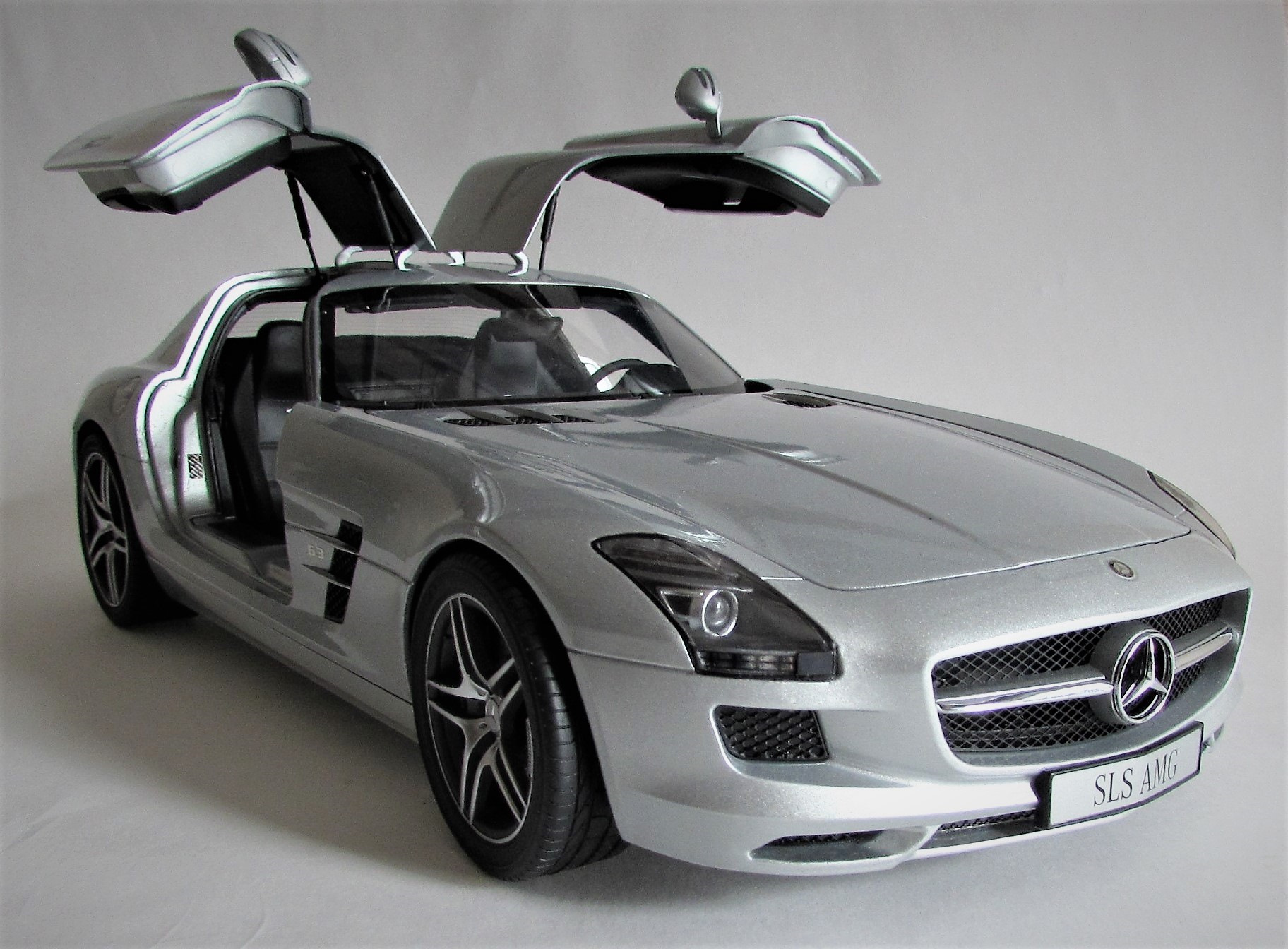 Mercedes Benz SLS AMG капот