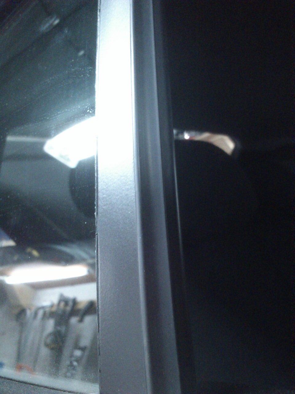 вздулась краска на рамке окна — Geely Emgrand EC7 RV, 1,8 л, 2013 года ...