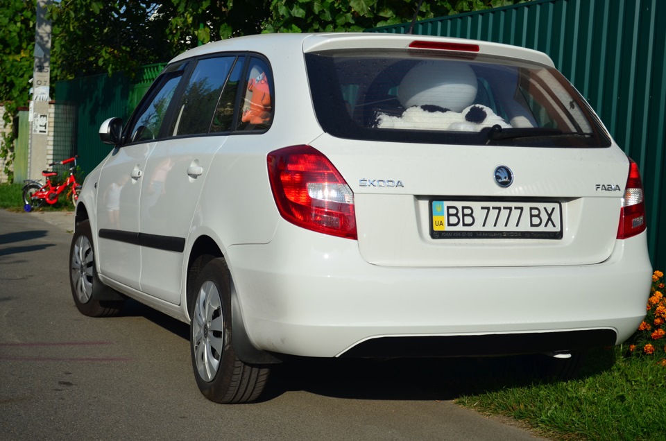 Выштамповка бампера-черный винил — Skoda Fabia Combi Mk2, 1,4 л, 2014 ...