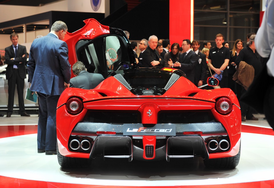 Феррари спорткары самая быстрая модель. Ferrari f8 tribute. Laferrari без крыши. Самая быстрая модель феррари. Самая быстрая феррари в мире.