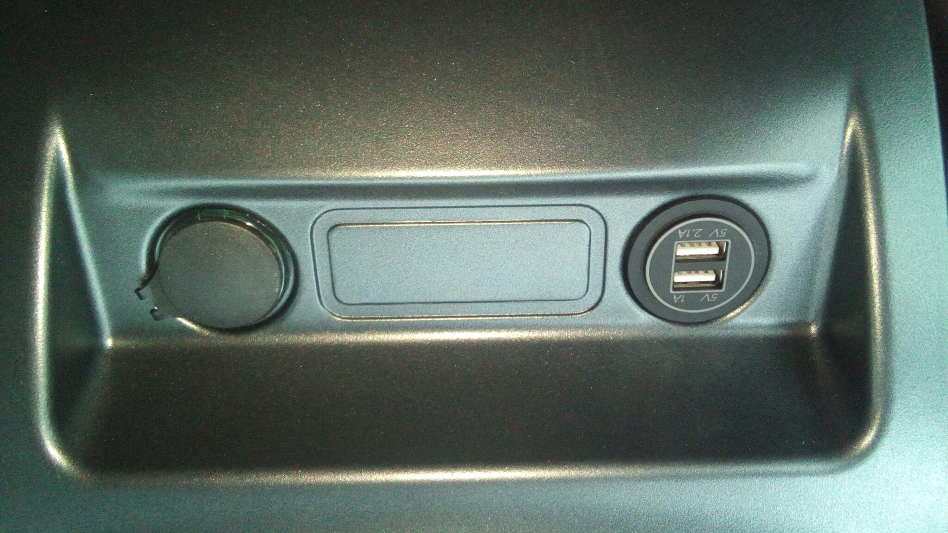 USB зарядка в штатное место прикуривателя — УАЗ Patriot, 2,7 л, 2014 ...