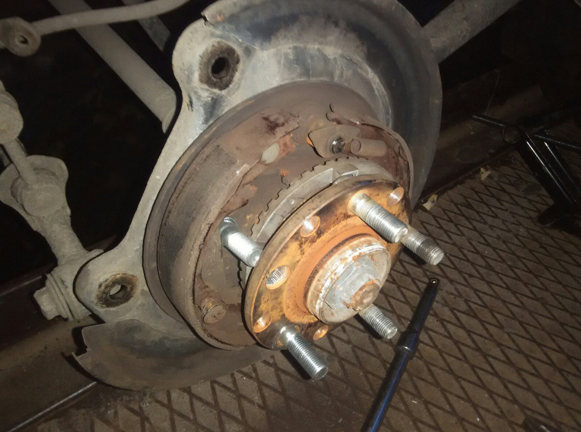 Замена шпильки заднего колеса)) — Subaru Forester (SG), 2 л, 2003 года ...