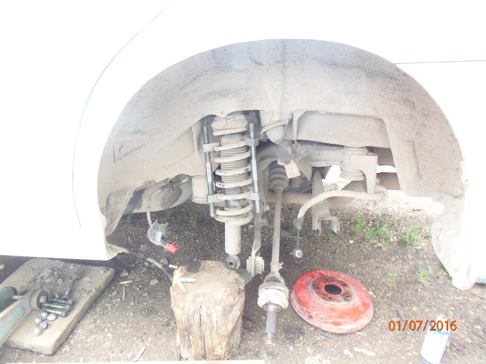 демонтируем весь узел в сборе, сложностей с откручиванием болтов не было, хотя вдшкой все таки обработал. Граната тоже вышла без труда.Тормозной шланг мотаем в изоленте дабы не сочилось. — Subaru Legacy (BE/BH/BT)