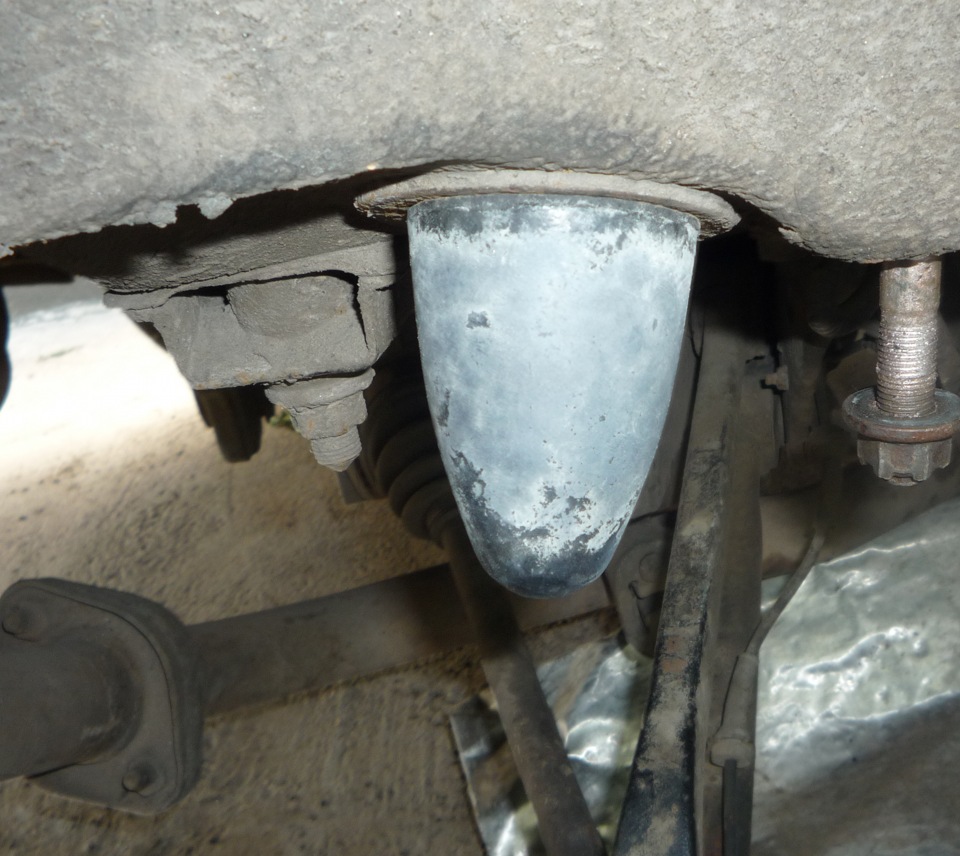 Отбойники задней подвески — Nissan Avenir (2G), 2 л, 2002 года ...