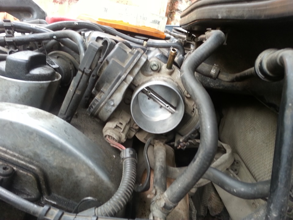 Чистка дроссельной заслонки без снятия. — Volkswagen Bora, 1,8 л, 2000 ...