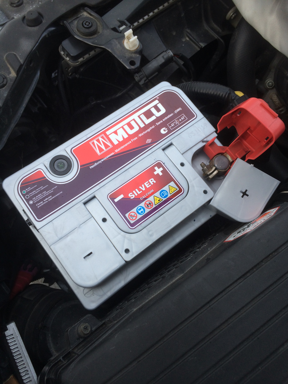 Аккумулятор toyota mutlu. Лабиринтная крышка необслуживаемого акб. Аккумулятор mutlu 60 долить воды. Аккумулятор автомобильный mutlu 65 ач митсубиси лансер 10. Снятая крышка с аккумулятора мутлу.