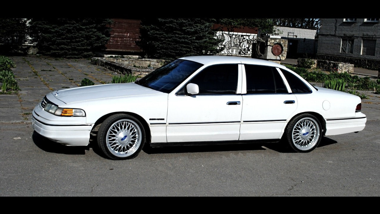 Ford Crown Victoria 4.6 бензиновый 1993 | белый аллигатор на DRIVE2