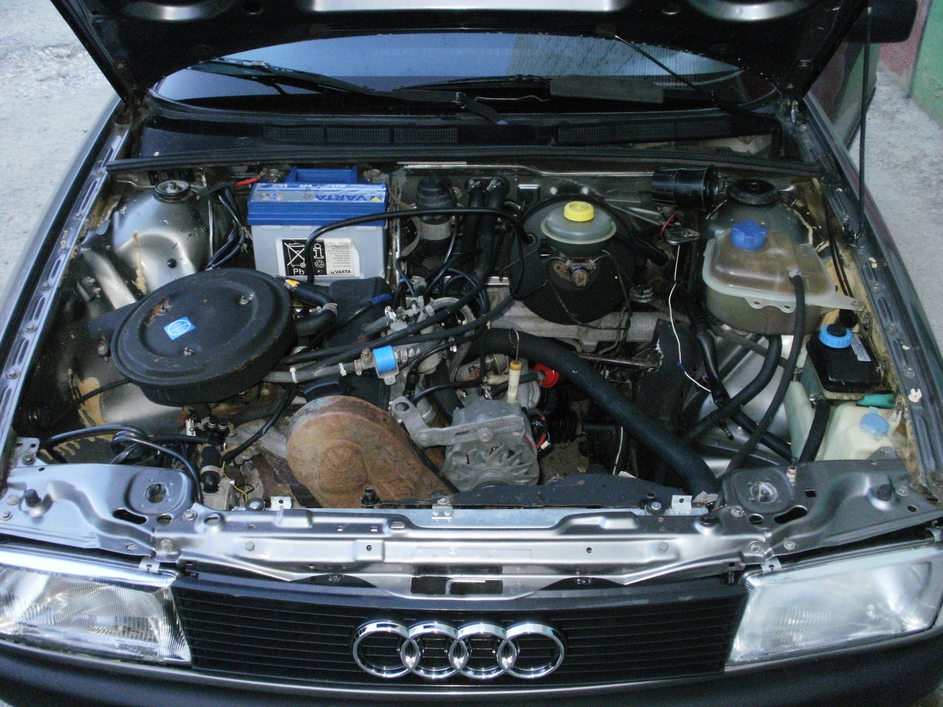 Audi 80 b3 двигатели. Моторный отсек Ауди 80. Моторный отсек Ауди 80 б3. Ауди 80 подкапотное. Audi 80 b 3 1.8s подкапотное пространство.