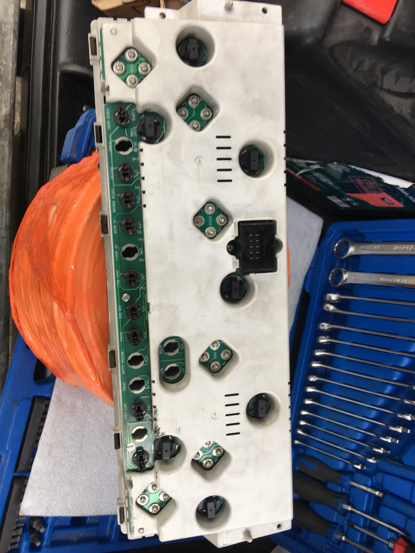 Замена лампочки в щитке приборов — Jeep Grand Cherokee (ZJ), 5,2 л ...