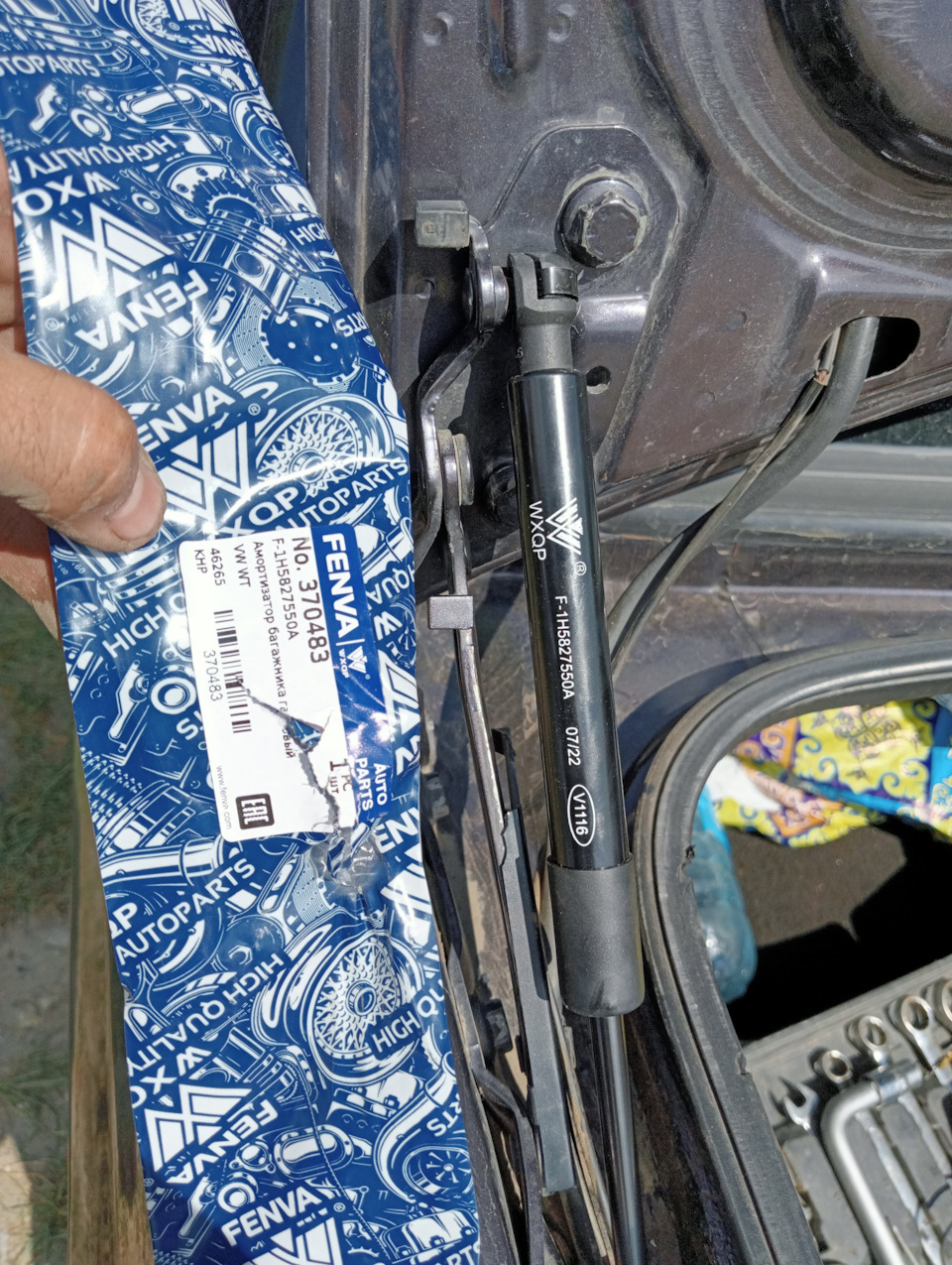 Замена газлифтов крышки багажника — Volkswagen Vento, 1,8 л, 1994 года ...