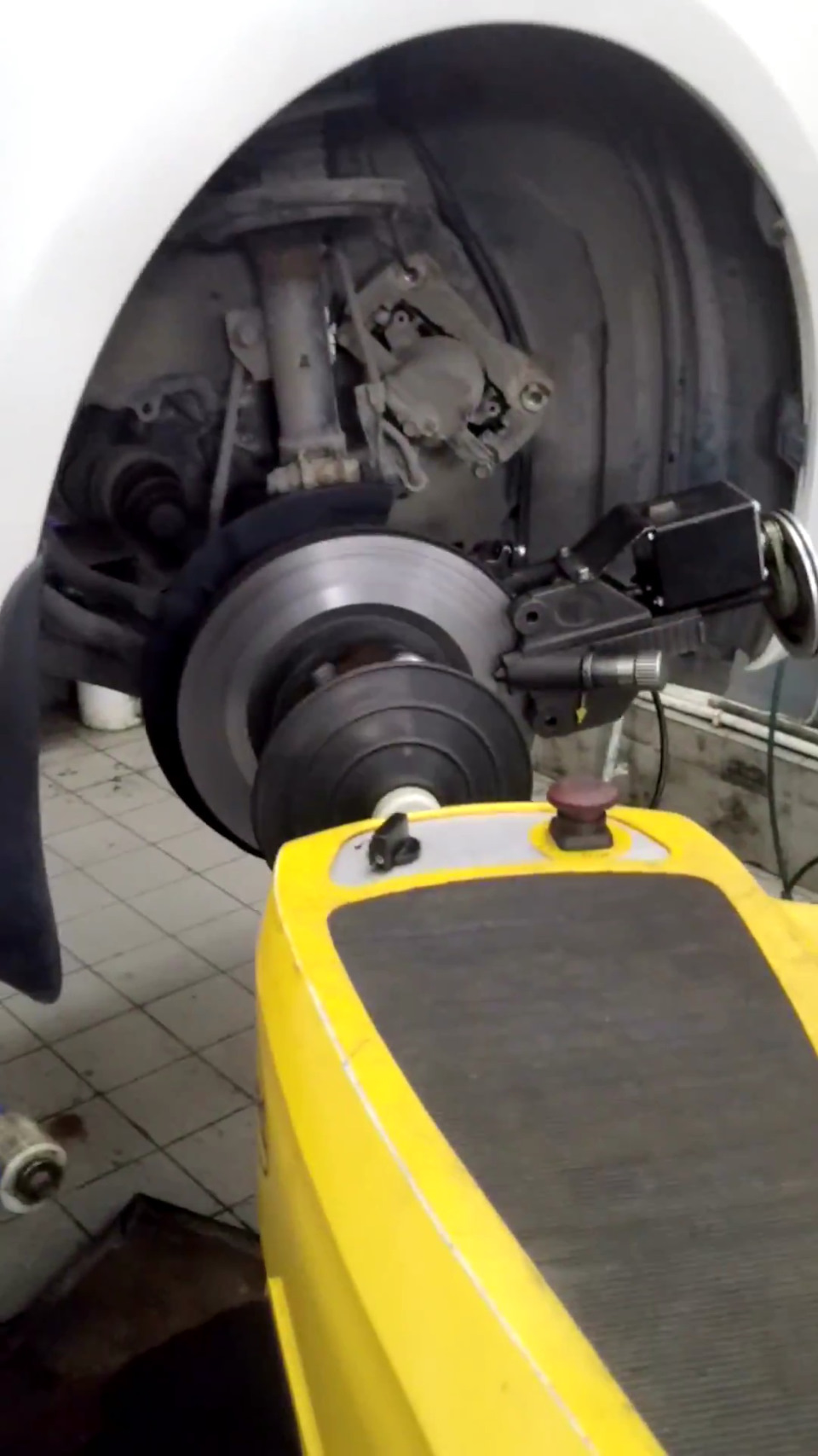 Расточка передних тормозных дисков. — Toyota Camry (XV50), 2,5 л, 2016 ...