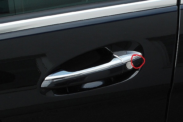 заметил на ручке двери какойто чёрный квадратик) для чего он? —Mercedes-Benz E-class (W212), 1,8 л, 2011 года