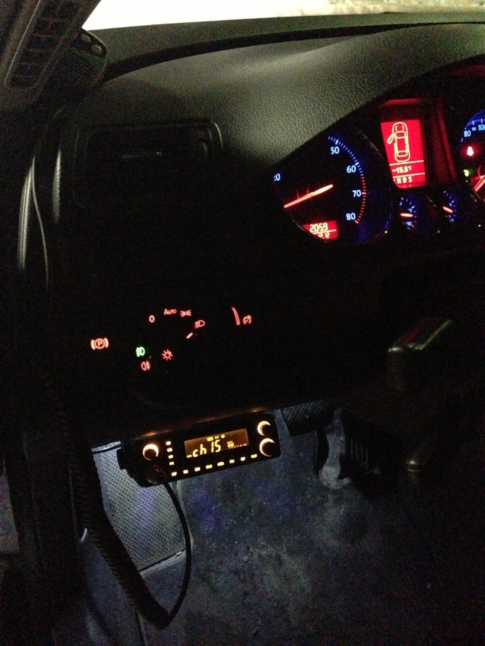 Поменял салонный свет на диодный и поставил рацию — Volkswagen Passat ...