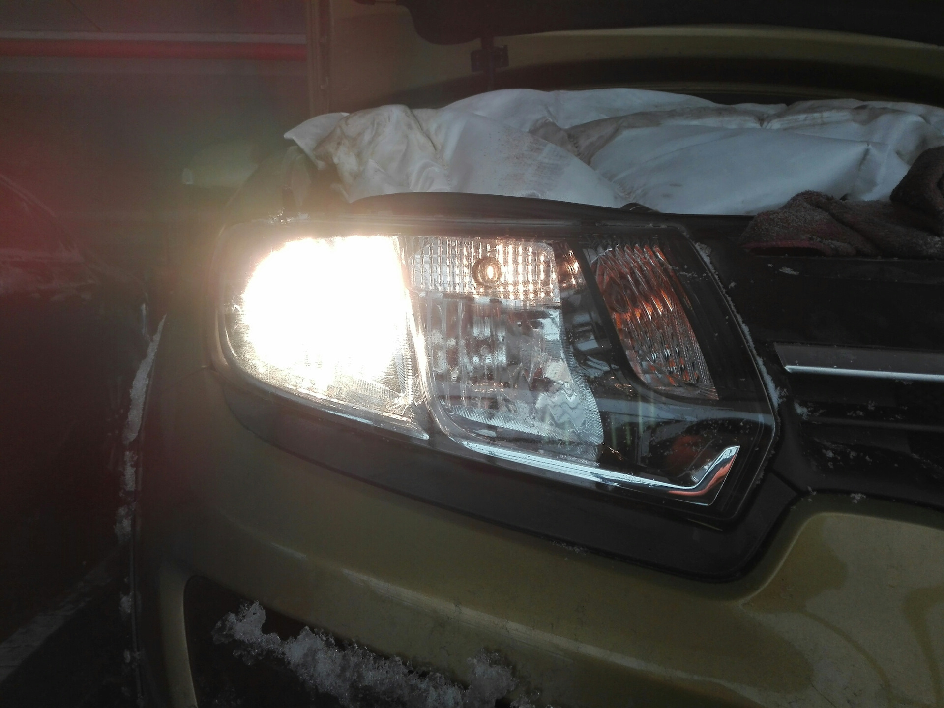 Патрон фары рено сандеро. Рено логан 2013г габаритная лампа. Лампочка ближнего света рено сандеро 1. Патрон лампы ходовых огней рено логан 2. Логан 2 как поменять лампу ближнего света.