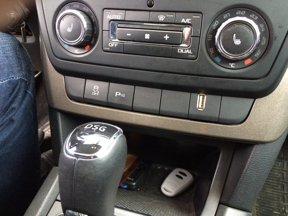 Кнопка шкода йети. Разъем USB Skoda Yeti. USB разъëм Skoda Yeti. Aux Skoda Yeti.