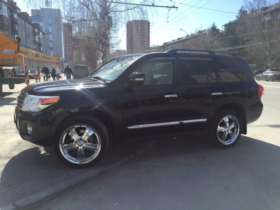 Диски 200. Диск r22 Toyota LC 200. Toyota Land Cruiser 200 r22 колеса. Toyota Land Cruiser 200 на 22 дисках. Диски r22 Тойота ленд Крузер 200.