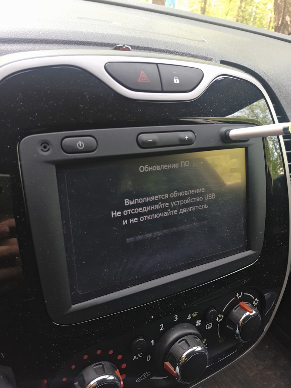 e215309s 960 Как открыть багажник в каптуре