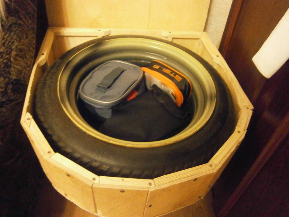 Запаска в багажнике — Renault Sandero 1G, 1,4 л, 2011 года | шины | DRIVE2