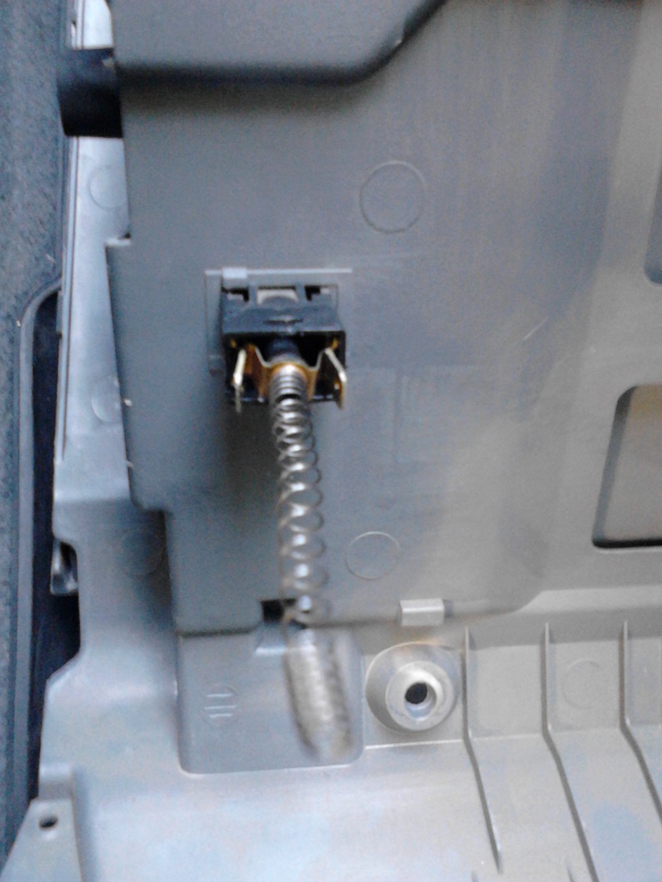не работал свет в бардачке НИЧЕГО МЕНЯТЬ НЕ НАДО — РАСТЯНИ ПРУЖИНУ И ...