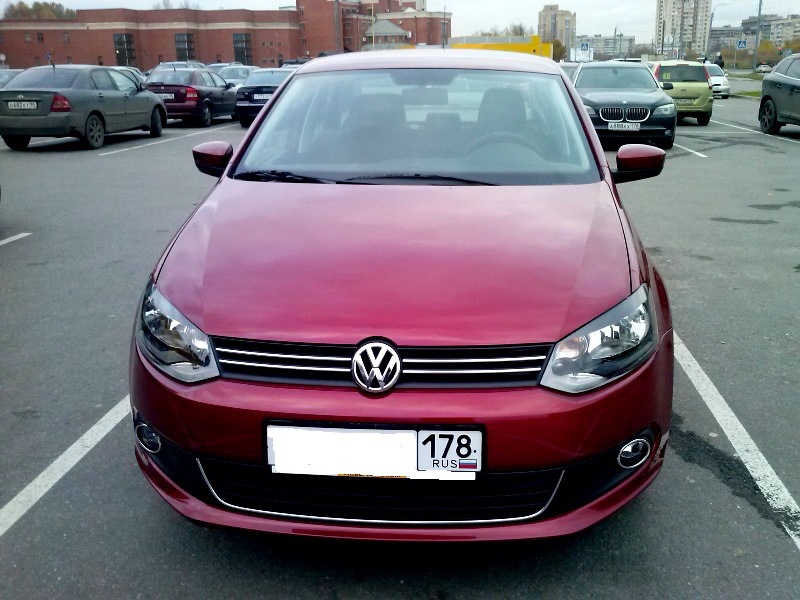 VW Polo sedan вишня