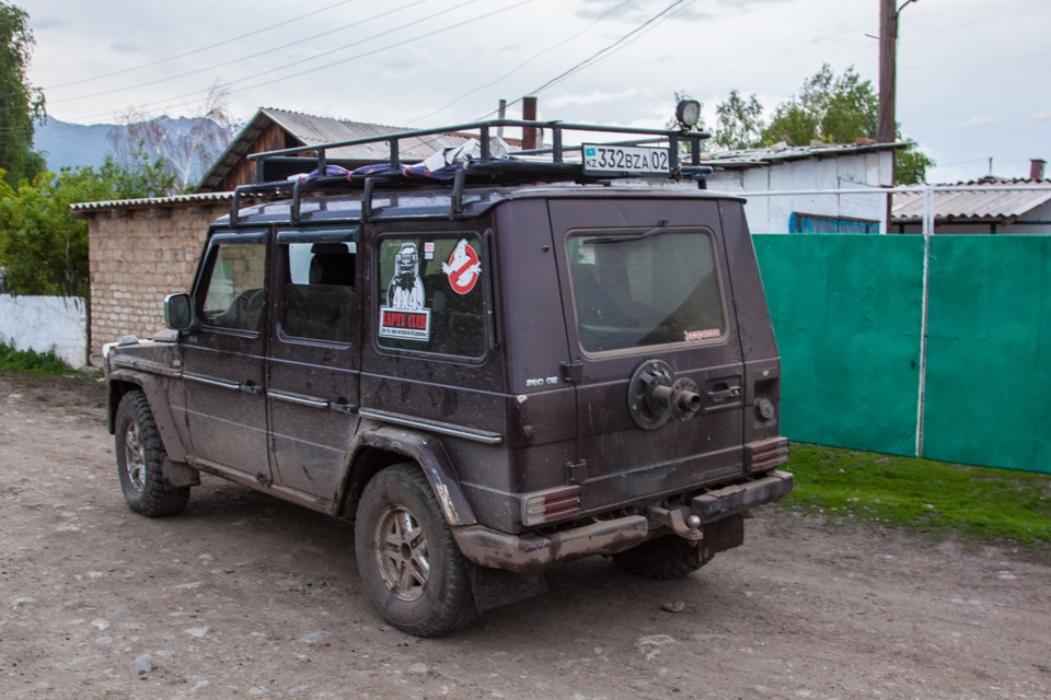 Червяков я так и не купил. Но в поселке нашёлся дядя Сайлау у которого они оказались. 1 час работы и запаска снова стоит на месте а колесо на ступице. Рахмет ему огромный! — Mercedes-Benz G-Class (W460/W461)