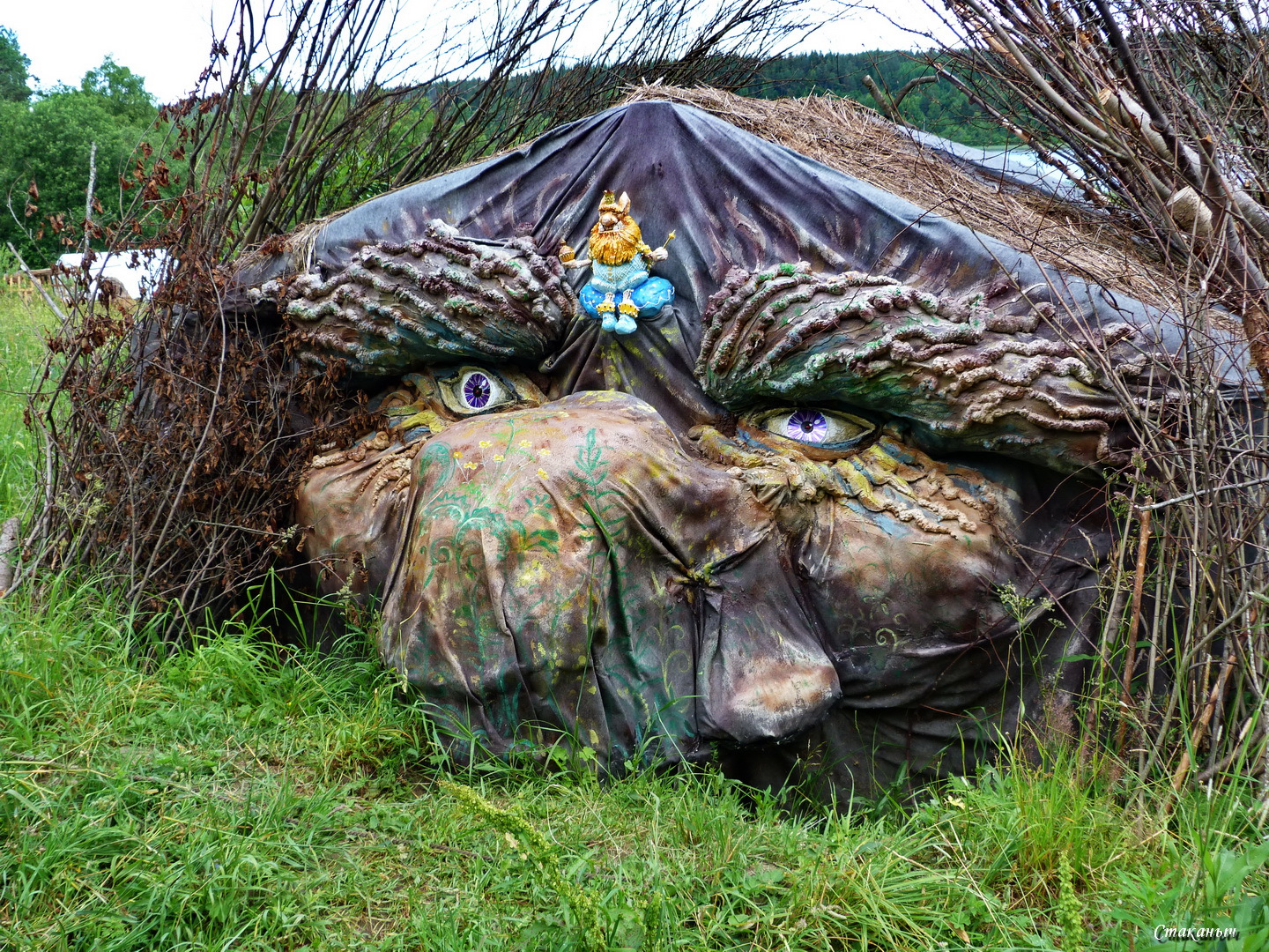 Тролль сортавала. Каньон рускеала зиплайн. Сортавала скульптура лешего. Кафе лось и тролль. Зиплайн карелия мраморный каньон.