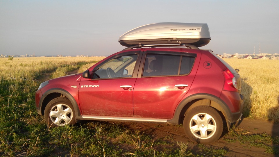 Терра драйв 440. Автобокс на Рено Сандеро степвей 2. Автобокс для Renault Sandero Stepway. Багажный бокс для Renault Sandero Stepway. Бокс на крышу Рено Сандеро 1.