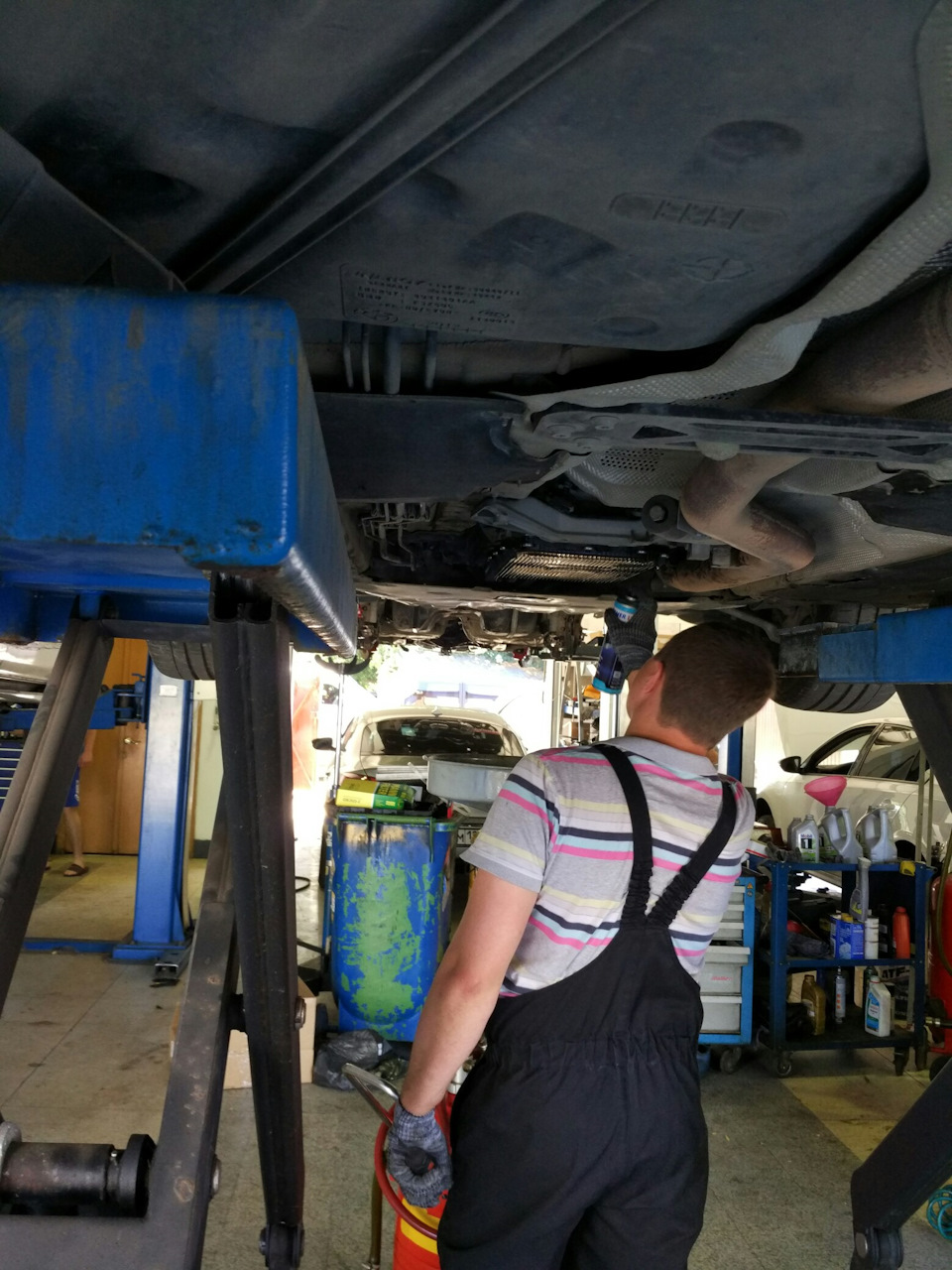 где находится салонный фильтр на BMW e36
